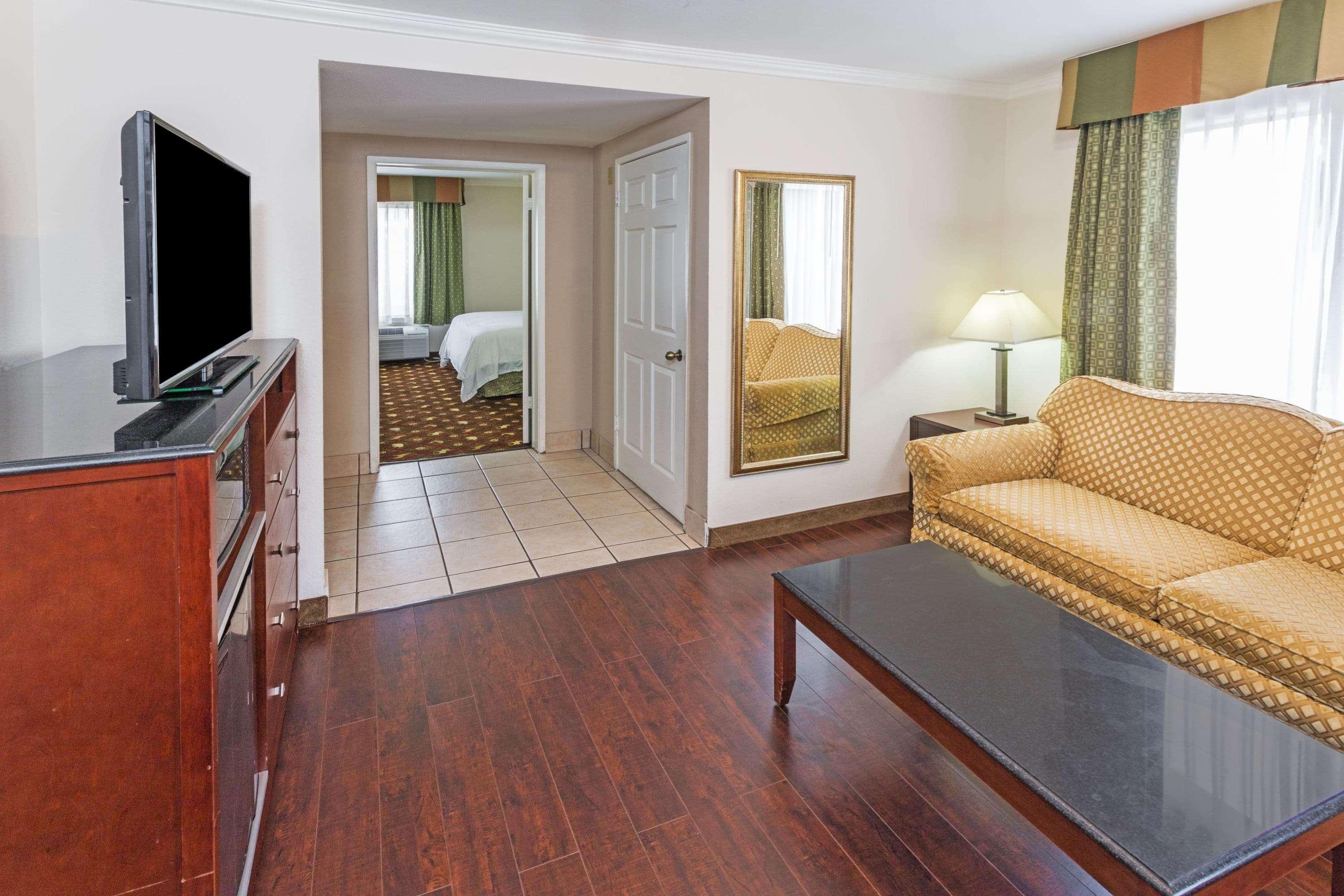 Howard Johnson By Wyndham Pasadena Exterior photo